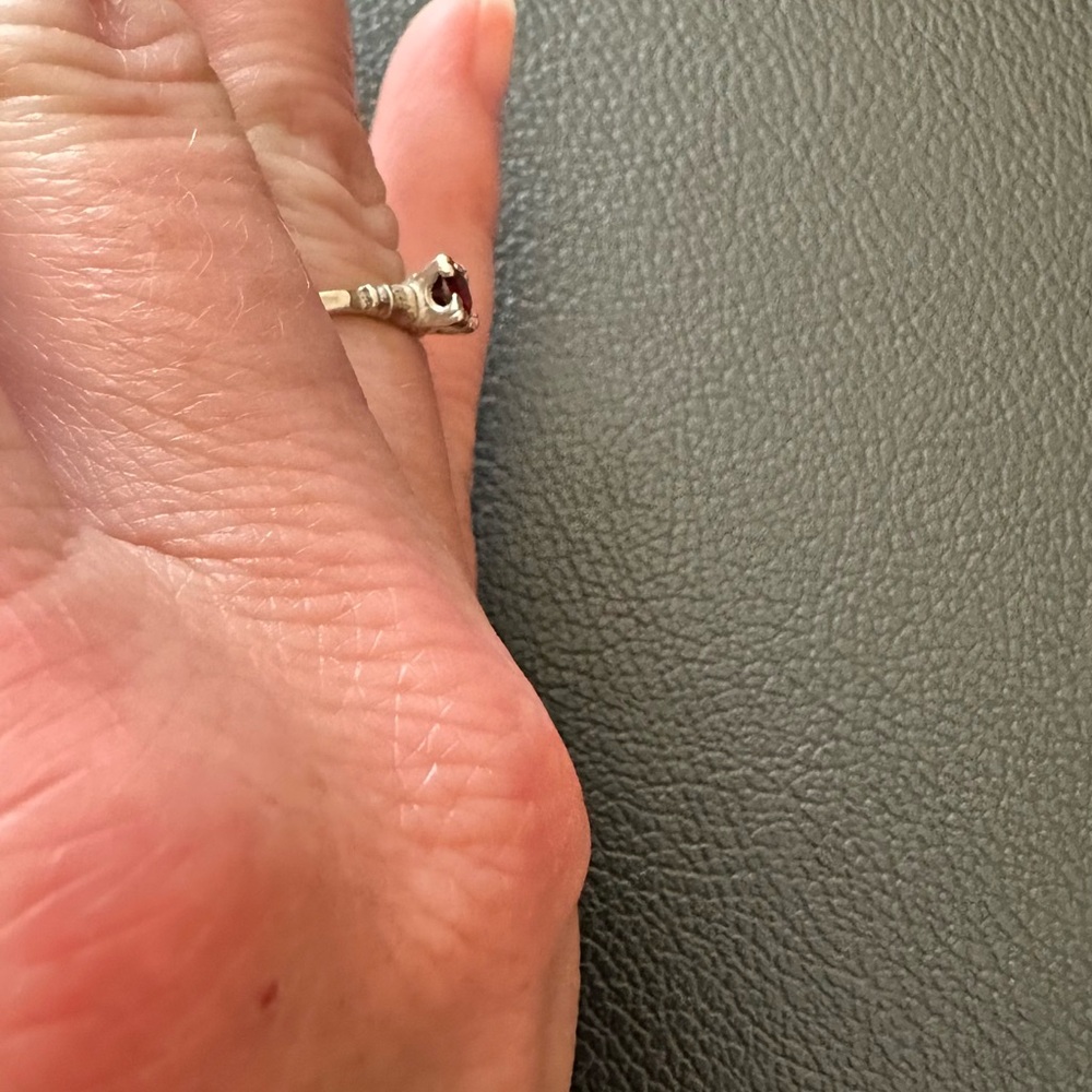 Dainty lightweight silver and red stone ring. - Picture 6 of 8